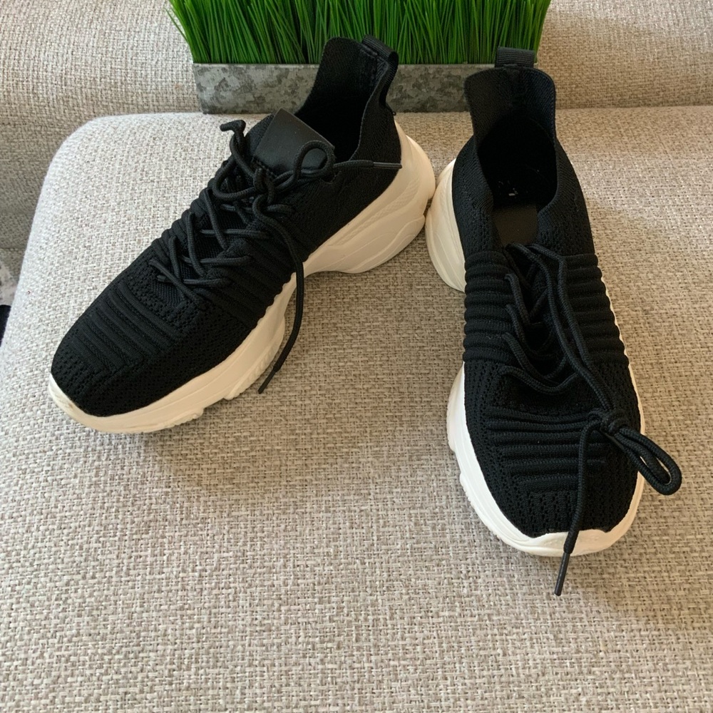 Comfortable Black Tennis Shoes.